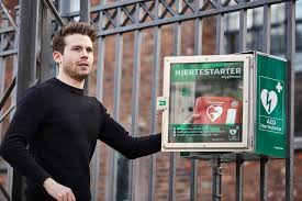 Til højre, når du kigger ud mod der er adgang til den udefra og den er således offentlig tilgængelig. Hjertestarter I Voldby Voldby