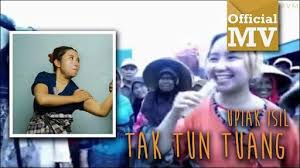 Lirik tak tun tuang dari upiak isil ini dipublikasikan pada tanggal 9 desember 2017 (3 tahun yang lalu) dan diciptakan oleh ardy / upiak isil.single ini didistribusikan oleh label mvm music. Lirik Lagu Upiak Isil Tak Tun Lirik Lagu Song Lyrics Facebook