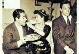 فريد الاطرش وعايدة عثمان في منزل جميل راتب Old Egypt Egyptian Actress Vintage Portraits