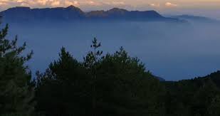 玉山國家公園塔塔加3山之一的麟趾山 藍成一片的天空 讓人有置身馬祖 藍眼淚 美景的錯覺 記者謝介裕翻攝 natural landmarks formosa landmarks