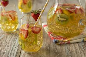 Rezept Kinderbowle Mit Fruchten Kiwi Erdbeeren Erfrischend Recipe Kinderbowle Lecker Rezepte