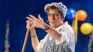 Parteivorsitzende der @cdu deutschlands, bundesministerin der verteidigung. Annegret Kramp Karrenbauer So Lebt Die Bundesverteidigungsministerin Privat Abseits Der Politischen Welt News De