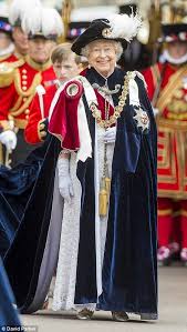 The Queen Is All Smiles As She Leads The Order Of The Garter Reine Elizabeth Ii Elizabeth Ii Reine D Angleterre