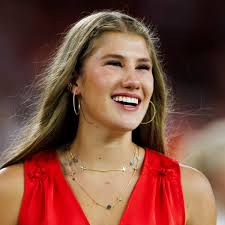 REPORT: Daughter Of Kansas City Chiefs Owner Clark Hunt Undergoes Emergency  Surgery Following Freak Injury READ MORE:  https://www.totalprosports.com/nfl/report-daughter-of-kansas-city-chiefs-owner-clark-hunt-undergoes-emergency-surgery-following-freak  ...