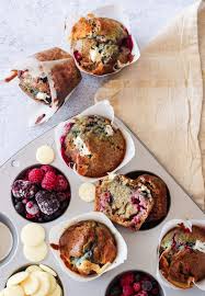 Muffins Aux Fruits Rouges Et Chocolat Blanc En 2020 Fruits Rouges Chocolat Blanc Fruits