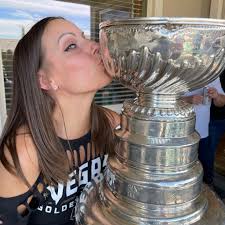 Looking for happy hour plans? Join us for Tower Hour in the lounge everyday  from 5:00pm-6:00pm for mini seafood towers and $10 martinis.🍸 (Exception:  Friday & Saturday 4:30pm –5:30pm)