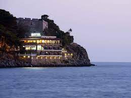 Ege denizi'nin göz kamaştıran manzarasına sahip otel, kusursuz hizmet kalitesiyle misafirlerine lüks bir yaşam tarzı sunuyor. Karalis Beach Hotel Pylos Hotels Resorts Luxury Accommodation