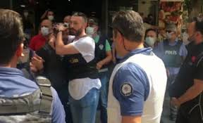 Hdp i̇zmir il binasına yönelik saldırıda öldürülen deniz poyraz'ın annesi fehime poyraz binaya girişe izin vermeyen polise tepki gösterdi. 9yclebbpw7yw5m