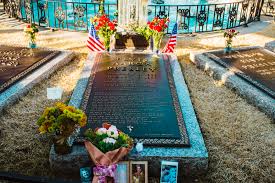Accompanied the presleys to the grave. Where Is Elvis Presley Buried