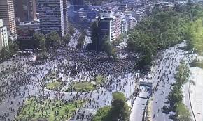 Walk to the other plazas nearby to see their unique water features and learn about their memorials. More Than A Hundred Thousand Hold The Central Square In Chile Despite A State Of Emergency Left Voice