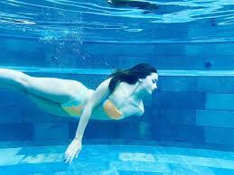 She gets air from balloons and manages to stay underwater for nearly 4 underwater swimming breath hold please subscribe→is.gd/9vkuxw. Underwater Looks Of Alia Bhatt Are Stunning Iwmbuzz