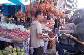 Pangkin yang luas dan selesa mengadap air terjun. Harga Buah Di Pasar Raya Padang Naik Antara News