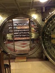 Cava De Vino Hecha En Una Antigua Caja De Seguridad De Un Banco Cavas Para Botellas De Vino Winecellar Winelovers Wine Cellar Wine Cellar Design Wine Store
