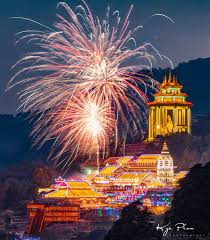 The complex is divided into three zones while the temple grounds comprise the hill entrance, souvenir, food and drinks stalls and the turtle liberation pond. Penang Tourism On Twitter Beautiful Kek Lok Si Temple During Its Yearly Chinese New Year Celebration Happy Chinese New Year Everyone Wishing You A Great Year Ahead Credit Kyepinn Kekloksi Chinesenewyear