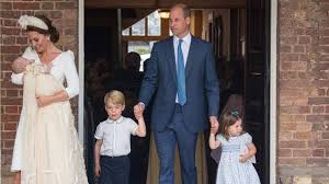 Habt ihr euch schon mal gefragt, warum prinz william immer die hand seines sohnes george hält, während kate charlotte hält? Kate Und William Royales Familienfoto Birgt Geheimnisse