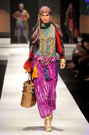 Indonesian fashion designer, a bathroom singer and a world traveler. Dian Pelangi S Masterpiece Baju Muslim Butik Online Gaun