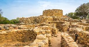 Der nuraghe besteht aus kalkstein und wurde im 14. Nuraghen Tempel Monolithe Burgen In Sardinien Lu Nibareddu