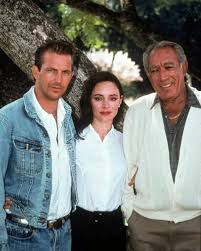 Kevin Costner , Gene Hackman y Sean Young protagonizan "Sin Salida"  (1987)***