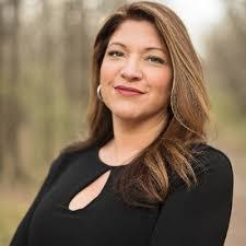 Leslie Echols's Instagram, Twitter & Facebook