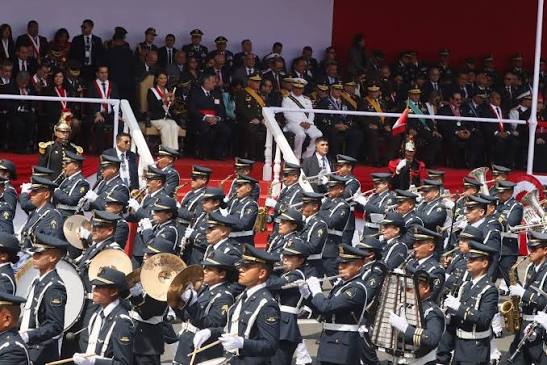 🇵🇪✨ ¡La Fuerza Aérea del Perú dijo presente en la Gran Parada y Desfile  Cívico Militar 2026! 🛩️🚁 Con honor, disciplina y profundo amor por la  patria, participamos en la Gran Parada
