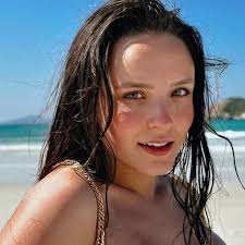 Larissa Manoela chama atenção ao usar biquíni branco na praia