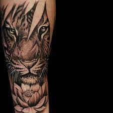 Tiger Tattoo Seine Bedeutung Und 30 Tolle Design Ideen Tiger Tattoo Tiger Tattoo Design Animal Tattoos
