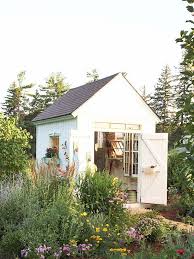 Schickes Hauschen Im Garten 10 Frische Ideen Schuppen Ideen Cottage Garten Schuppen Design