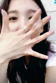 Twice S Nayeon Showed Off A Meaningful Ring She Had In Her Live Broadcast In 2013, she was cast as a member. nayeon showed off a meaningful ring