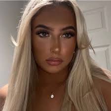 Holly Costello (@HollyCostelloxo)