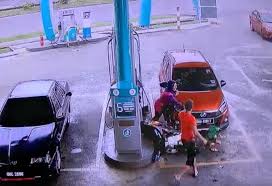 Istri kesal di tinggal suami kerja malam digituin mertua official movi. Hampir Kena Gilis Budak Tu Pemandu Kereta Axia Melanggar Motosikal Di Stesen Minyak