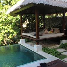 Pada inspirasi di atas, kolam ikan minimalis hadir bersamaan dengan panggung rumah di bagian belakang dan membaur dengan sempurna. Desain Gazebo Diatas Kolam Ikan Radea