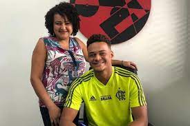 Segundo informação inicialmente divulgada pelo portal do jornal o dia, o fla, dono dos direitos do atleta formado no clube carioca, fez o pedido ao coxa após solicitação do técnico gávea rogério ceni. Fla Renova Com Rodrigo Muniz Artilheiro Da Copa Do Brasil Sub 20 Lance