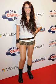 Miley ray cyrusová, (nepřechýleně miley ray cyrus, rodným jménem destiny hope cyrus, úředně miley ray hemsworth; Pin En Asi Eran Asi Son