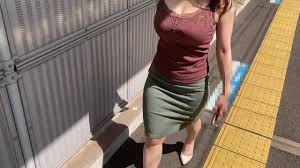 タンクトップOLの揺れる谷間、むちむちの太ももがエロい！Tank top office workers swaying tits and  whipped thighs are so sexy