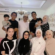 Bahkan, banyak netizen menyebutkan bahwa papa arya akan kalah dengan anaknya. Sempat Didoakan Cerai Oleh Netizen Ini 7 Potret Kemesraan Arya Saloka Dan Putri Anne Di Momen Hari Raya Kapanlagi Com
