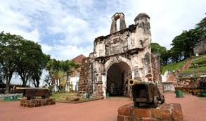 Imej karya ini berkisarkan kota a famosa.ia nya melambangkan zaman penjajahan belanda keatas tanah melayu sekitar tahun 1500.gambar ini dihasilkan dari cetakan kayu (wood engraving)dan di cetak pada kertas rice paper. Melaka Dari Awangan Harian Metro