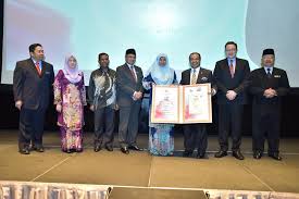 Malaysia World S First Halal Certification For Prescriptive Medicine Issued To Ccm Halalfocus Net Daily Halal Market News