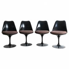 Chaise tulipe style avec mécanisme de pivotement. Suite De 4 Chaises Tulipe Noires Pivotantes De Eero Saarinen Ed Knoll International Chaise Tulipe Eero Saarinen Tulipe Noire
