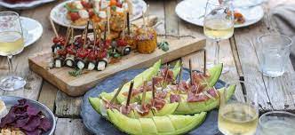 These individual charcuterie boxes allow guests to take their treats to their seat, says roxy. 6 Covid Safe Summer Entertaining Tips Have A Plant