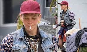 Loni willison, çöpten topladıklarını yerken görüntülendi. Iphxwogwstwsam