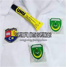 Bentuk bujur menunjukkan dua ekstrem meletakkan nama sekolah dan slogan, melambangkan kedudukan pelajar menjadi warga sekolah yang berguna dan sentiasa inginkan kemajuan dan pembaharuan. Menampal Lencana Sekolah Supermom With Superkids