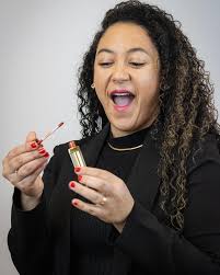 Gloss Glow 💄 ✨Lançamento na cosmetologia magistral já disponível e além de  proporcionar um brilho incrível, este gloss labial também é enriquecido com  ingredientes hidratantes para manter os lábios macios, suaves e