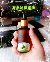 泰国麻疯柑幸运精油 开启能量来源 让你招财 守财 人缘 一笔横财 阖家安康 强化磁场 千万别带着太多霉气在自己身上 若太多霉气在自己身上 就会感召不好的事情发生在身上 想要buang衰祛霉气 只需涂抹幸运精油