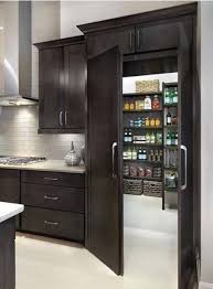 Avoir Une Piece Secrete A La Maison Est Pratique Pour Ranger Ses Objets De Valeur Et S Isoler Voici 25 Idees D Acces A Des Pie House Rooms Kitchen Design Home