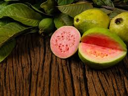 Comment Manger De La Goyave Nos Astuces Pour Bien La Choisir La Cuisiner Et Faut Il Enlever Les Pepins En 2020 Goyave Goyaves Les Super Aliments