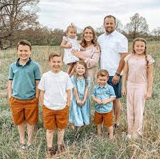 The children have also seemingly taken photos in front of the warehouse credit: Josh Anna Duggar Announce Pregnancy Baby No 7 S Gender