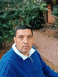 Única mesita de luz madera maciza recién restaurada para entrega inmediata  Delivery incluído 🛻