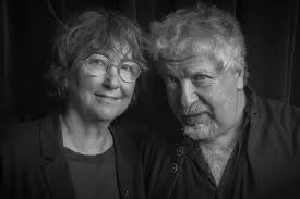 UN COUPLE À LA VILLE ET POUR UNE FOIS À LA SCÈNE