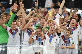 No seu terceiro ano consecutivo, a gt academy da alemanha atraiu mais de 65 000 concorrentes online, em 2014, com um padrão mais alto do que no ano anterior graças ao aumento da sua. Os Campeoes Mundiais Pela Alemanha Superesportes