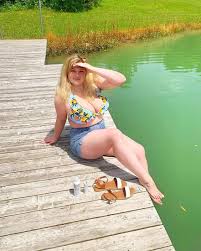 Adelina Manaut - Plus-Size Models - Curvage